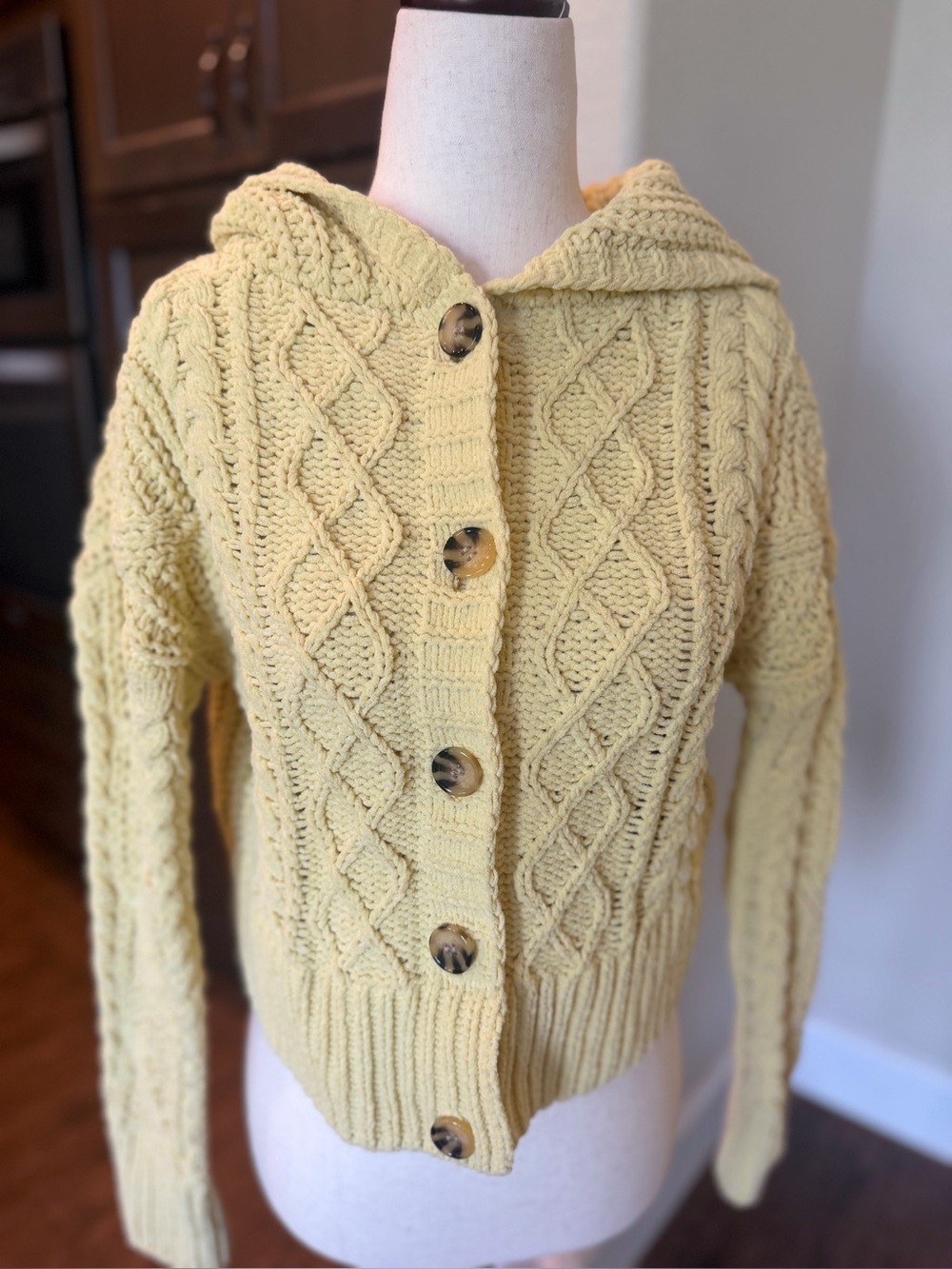 Hazel Moon Cozy Yellow
Cable Big Button Hooded Knit
Cardigan size XS